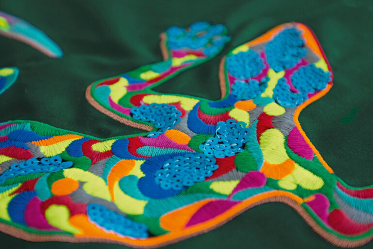 Broderie à paillettes réalisée avec des aiguilles DBxK5