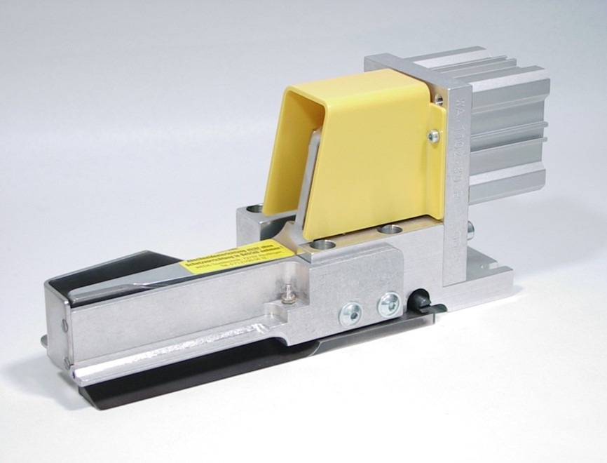 Coupe-ruban pneumatique WEDA WA-1102 monté sur une machine à coudre