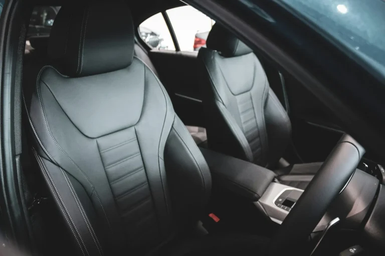 Sièges avant de voiture garnis de cuir noir