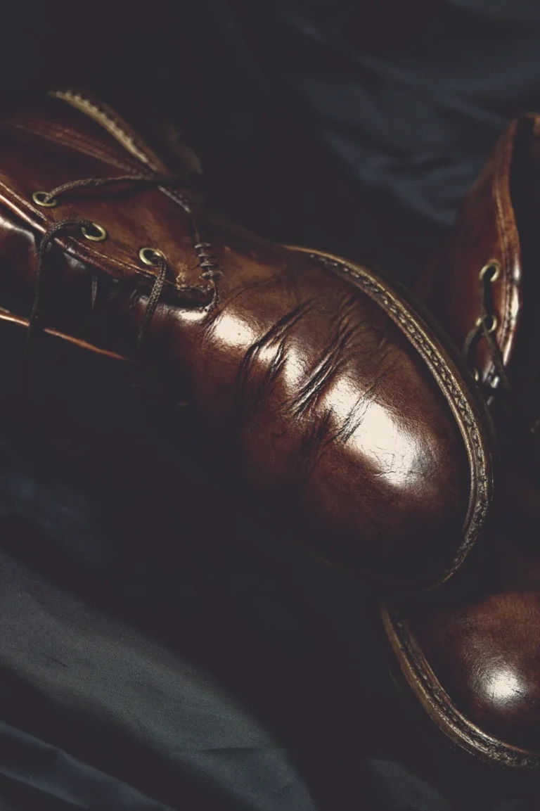 Détail d'une chaussure en cuir marron