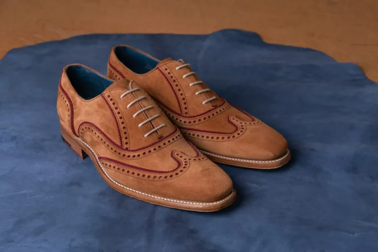 Chaussures en cuir perforé avec couture apparente