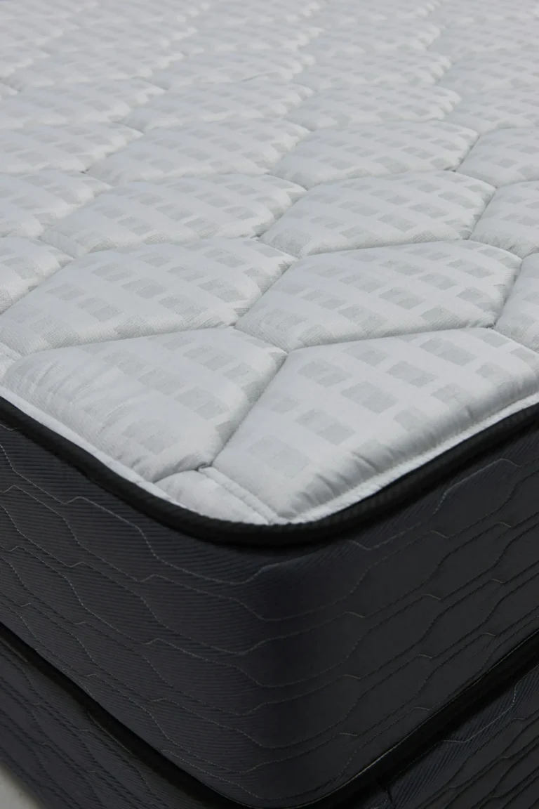 Bord de matelas avec ganse et tissu matelassé