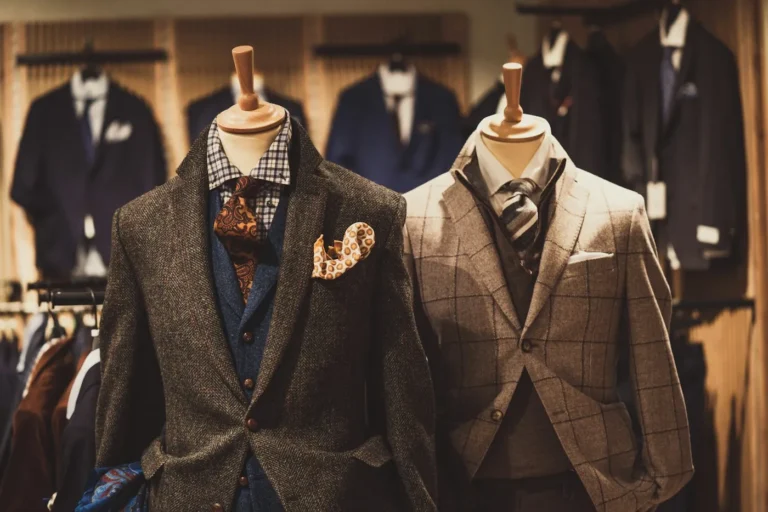 Costumes et chemises sur des mannequins de tailleur