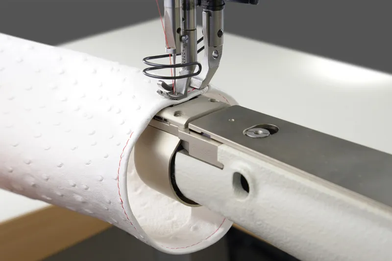 Machine à bras cylindrique cousant une pièce tubulaire