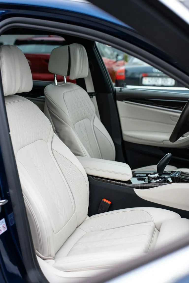 Intérieur de voiture avec sièges en cuir blanc
