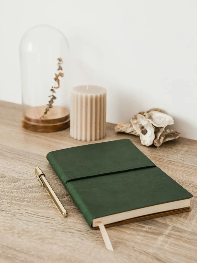 Agenda recouvert de cuir vert sur une table