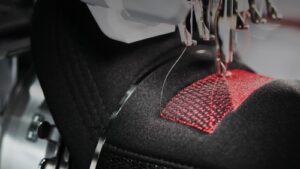Broderie sur matière dure avec une aiguille DBxK5 SAN 1