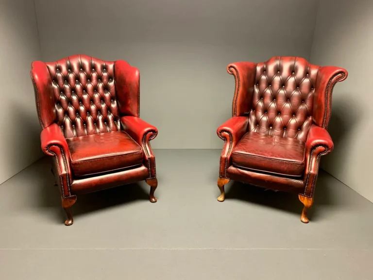 Deux fauteuils chesterfield recouverts de cuir rouge