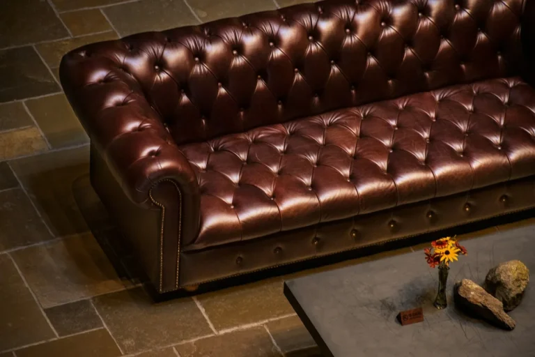 Canapé chesterfield recouvert de cuir marron