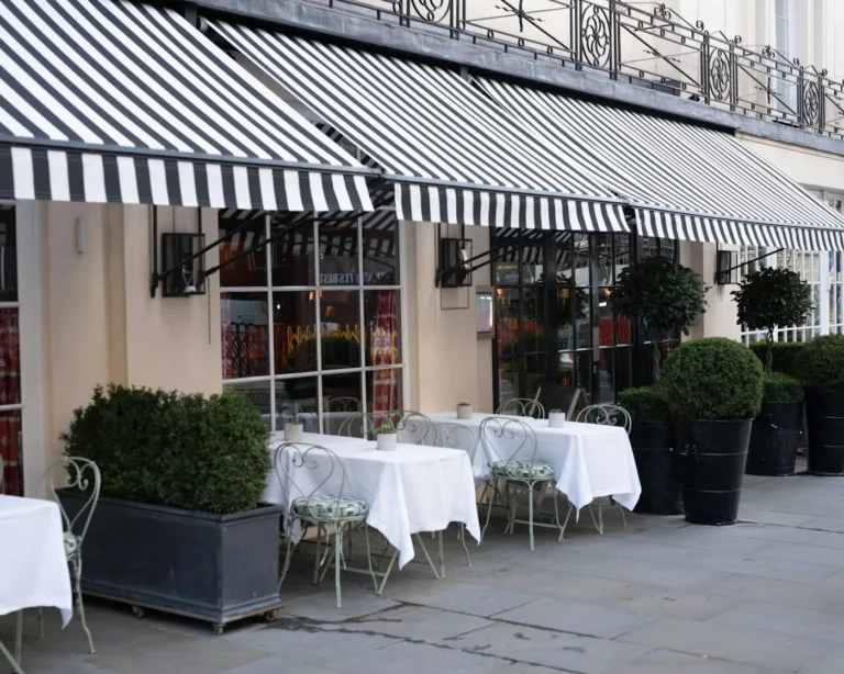 Terrasse avec stores en toile rayée